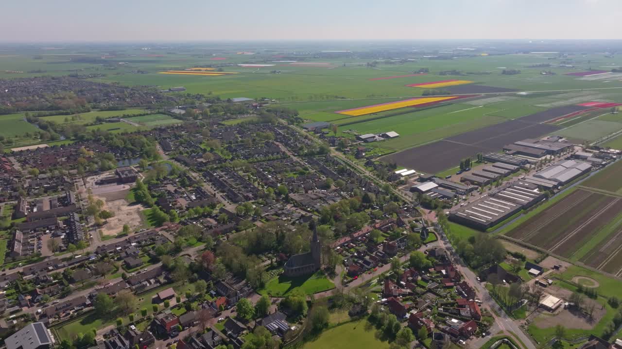 Luftfoto af Hoogwoud landbrugsland under overskyet hollandsk himmel.