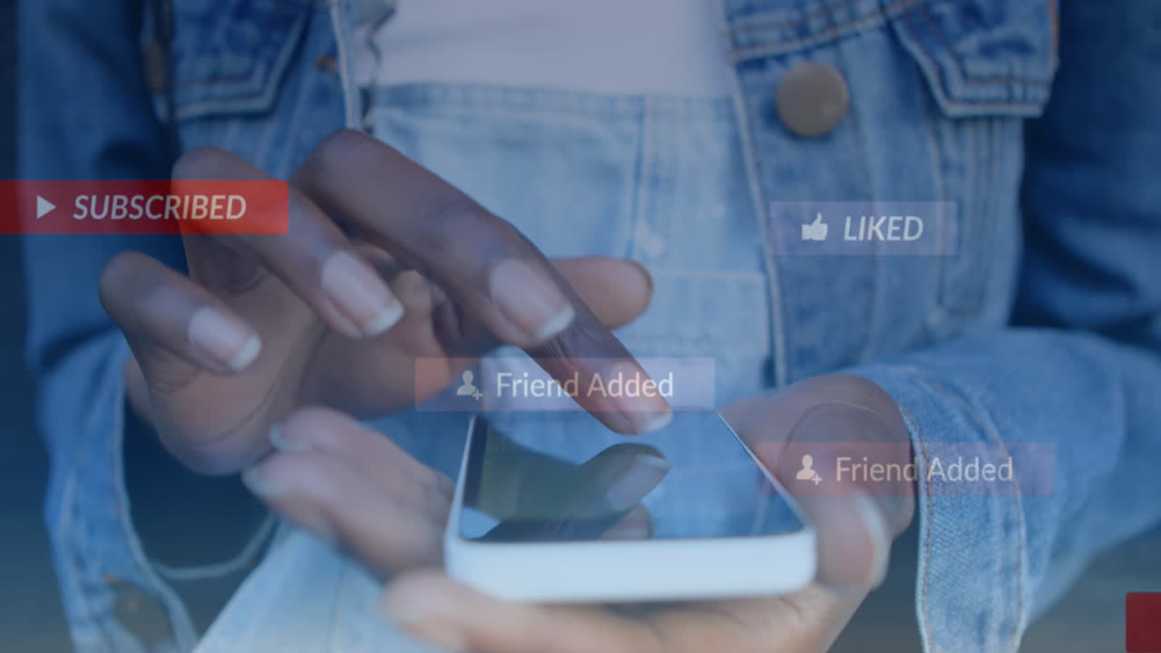 animación de iconos de redes sociales flotando contra la sección media de una mujer que usa un teléfono inteligente