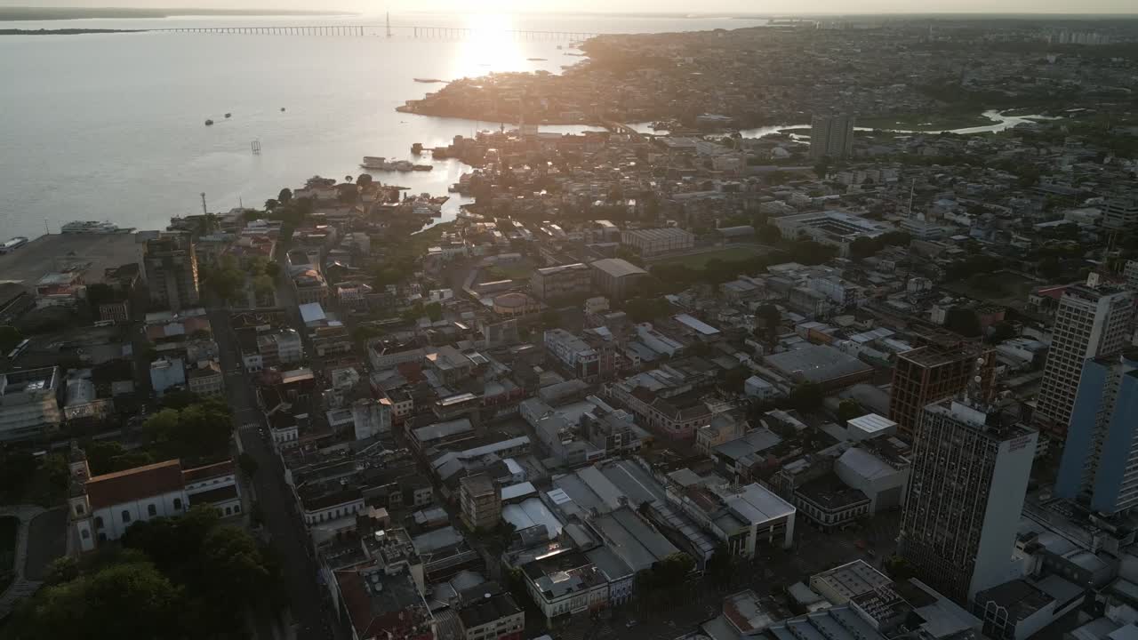 Volo di drone aereo sopra i fiumi e lo skyline della città di Manaus, nello stato brasiliano dell'Amazzonia, con la foresta pluviale amazzonica e il fiume
