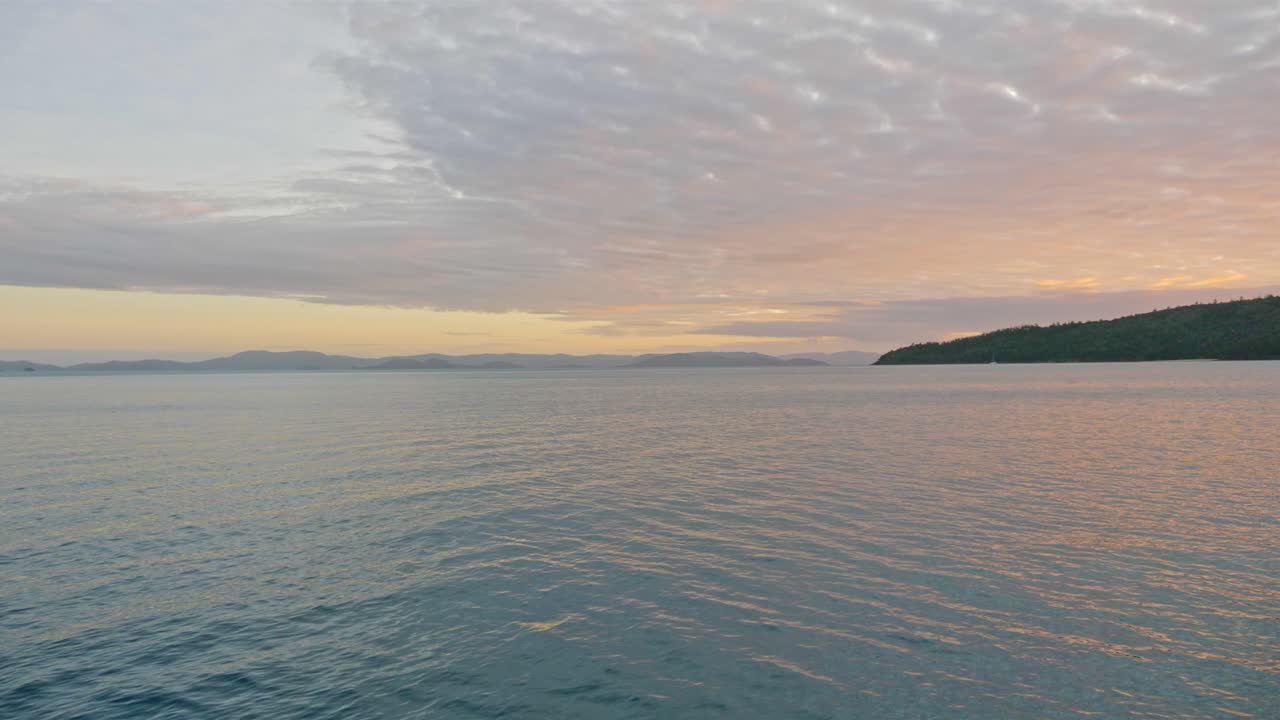 후크 섬, 휘트선데이, 퀸즐랜드, 호주의 아름다운 일몰 하늘 아래 바다