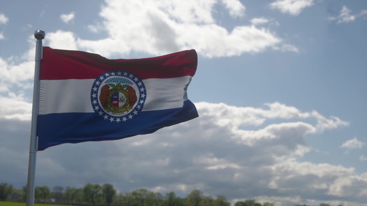 bandera del estado de missouri, región de los estados unidos, ondeando al viento