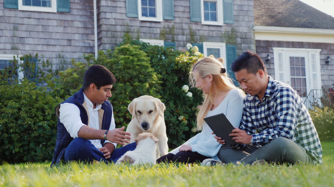 골든 리트리버는 사람들 근처에서 강아지와 놀아요