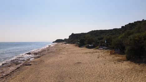 clip aéreo de drones moviéndose sobre una playa de arena en kavala, macedonia, grecia