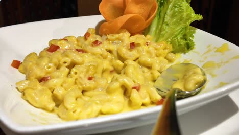 creamy mac and cheese with red peppers and garnish