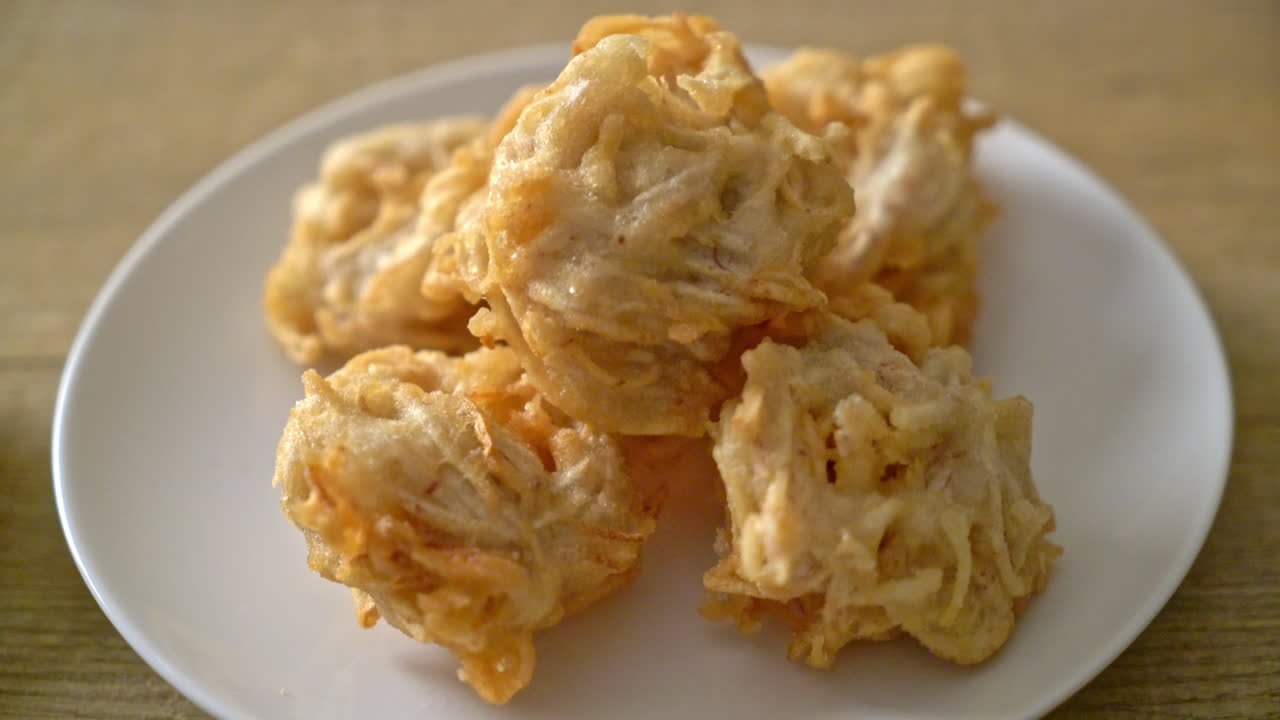 소스를 곁들인 튀긴 타로-비건 채식 및 채식 음식 스타일