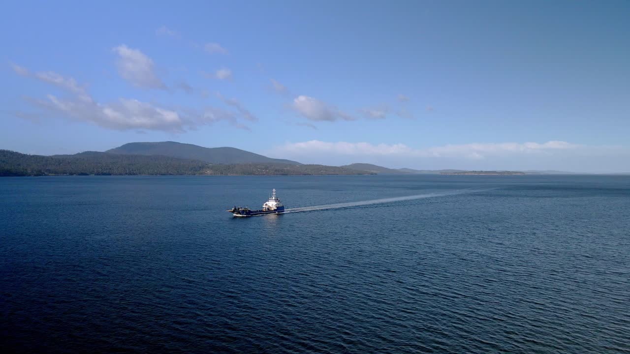 태즈매니아 (tasmania) 에서 타스만 해 (tasman sea) 를 가로질러 항해하는 해상 항해선.