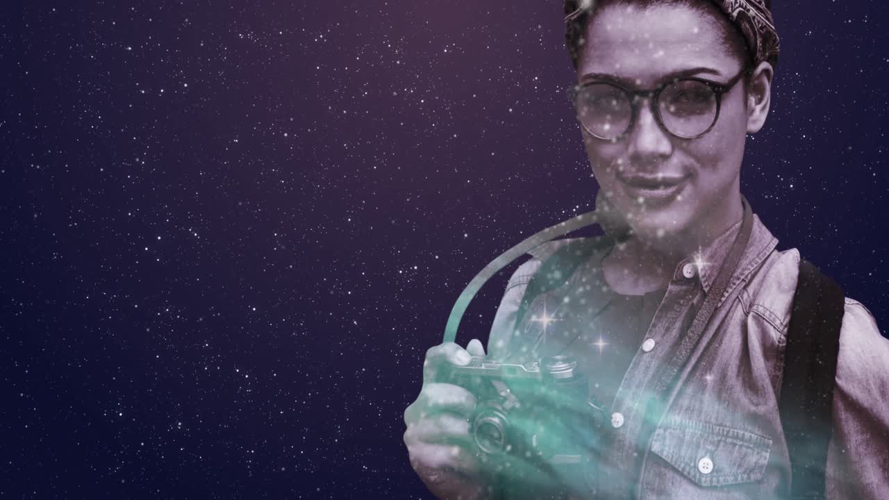 espacio sobre la mujer con cámara digital contra las estrellas brillando en el fondo