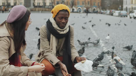 Fröhliches-Touristenpaar-Füttert-Tauben-Auf-Der-Straße
