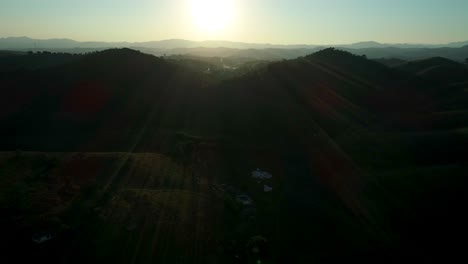 Hermoso-Paisaje-En-El-Campo-Filmado-Con-Drones,-Reflejos-Solares-En-La-Lente-Y-Contra-Una-Hermosa-Luz,-En-Resolución-4k,-Paz,-Serenidad,-Amor,-Motivación