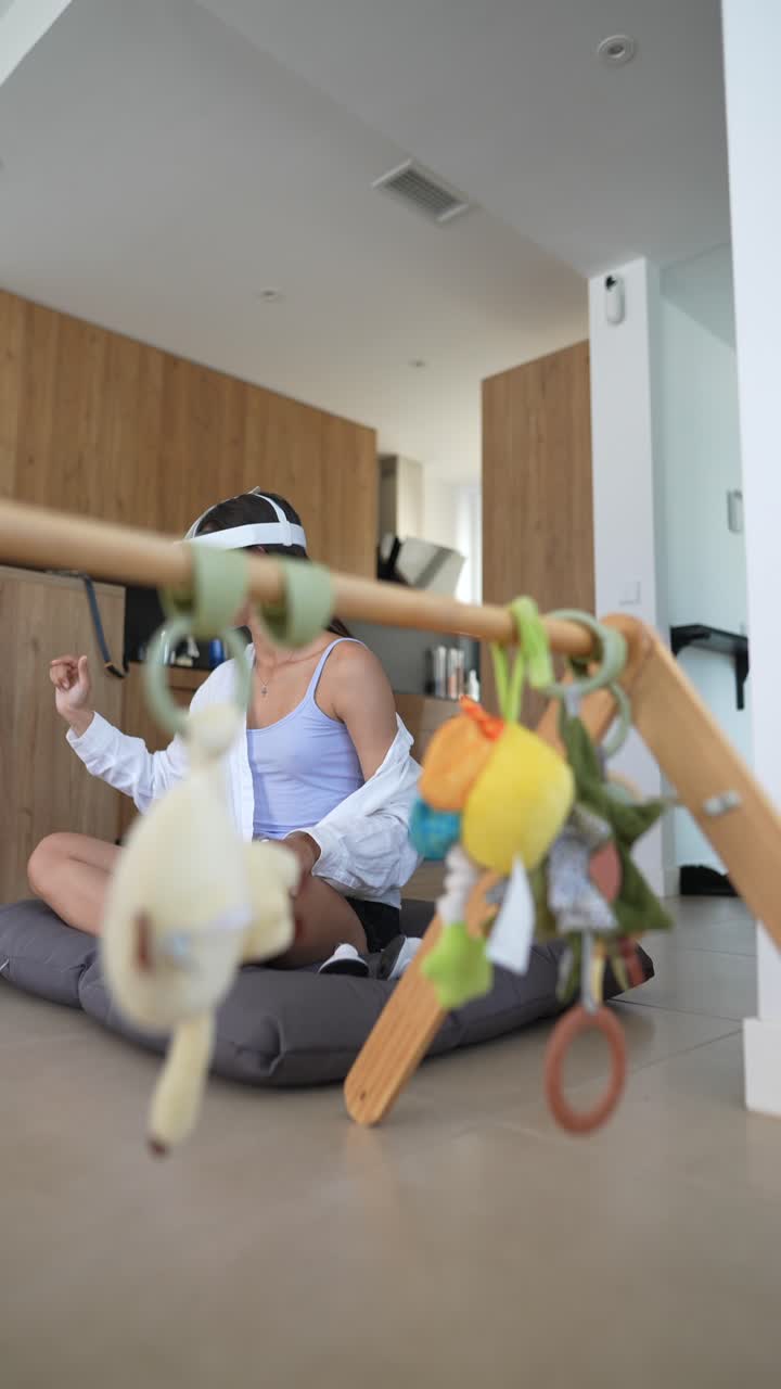 부에서 vr 헤드을 착용한 십대, 아기 장난감으로 놀고