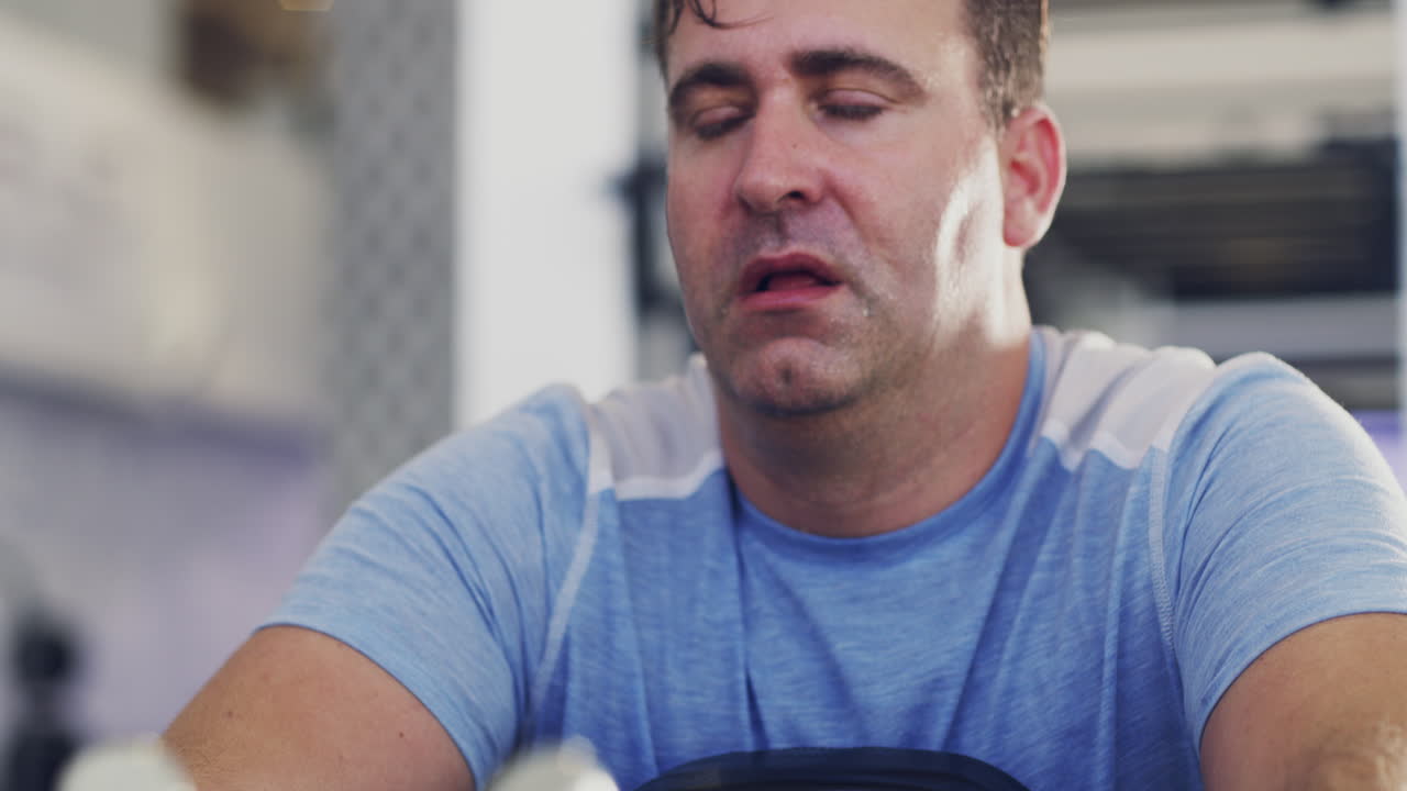 피곤 하고 활동적 인 사람 은 힘든 운동 을 한 후 휴식 을 취하고 있다