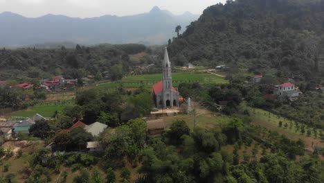 Flying-towards-Giáo-Xứ-Bạch-Xa-Catholic-Church-at-Tuyên-Quang-Vietnam,-aerial