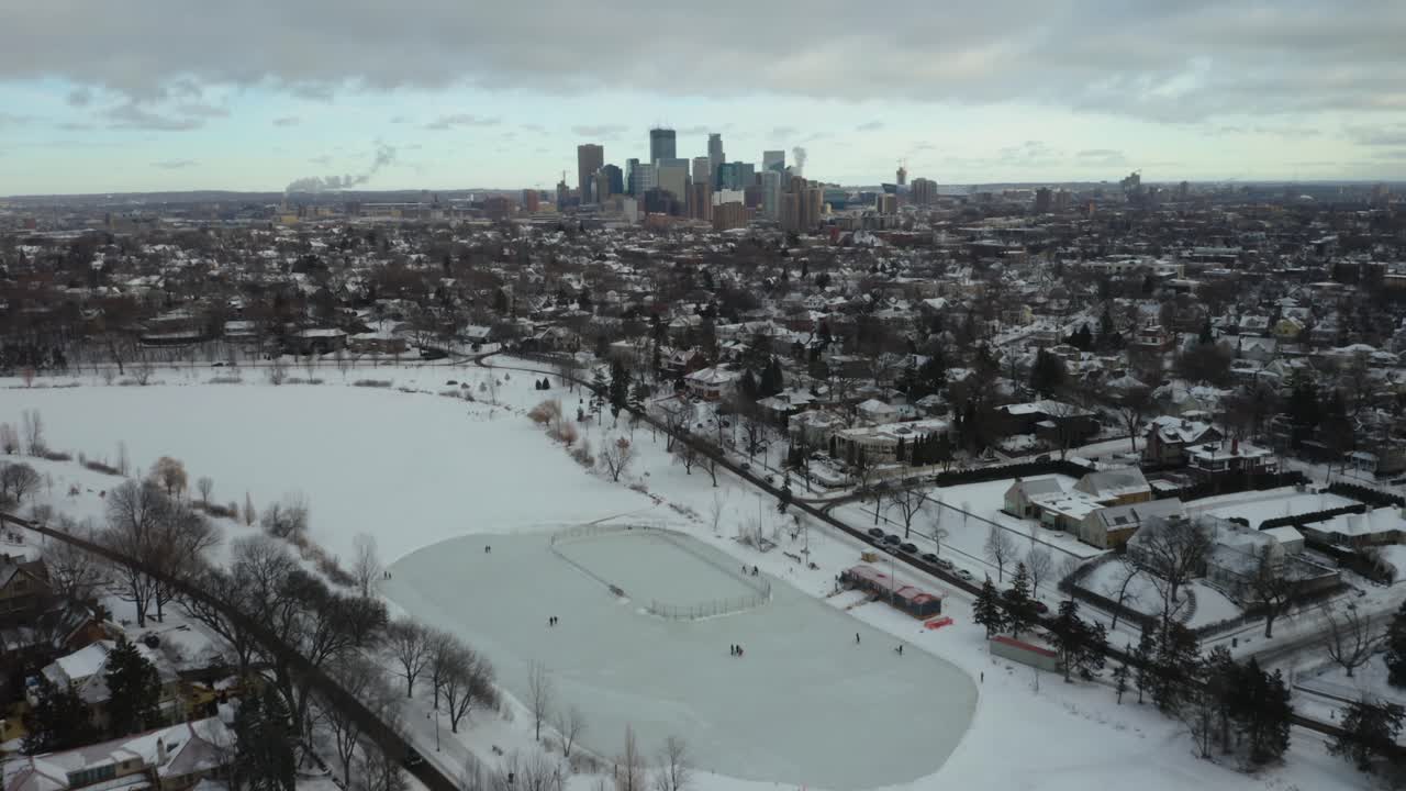 얼어붙은 연못에서 스케이트를 타는 사람들의 조감도