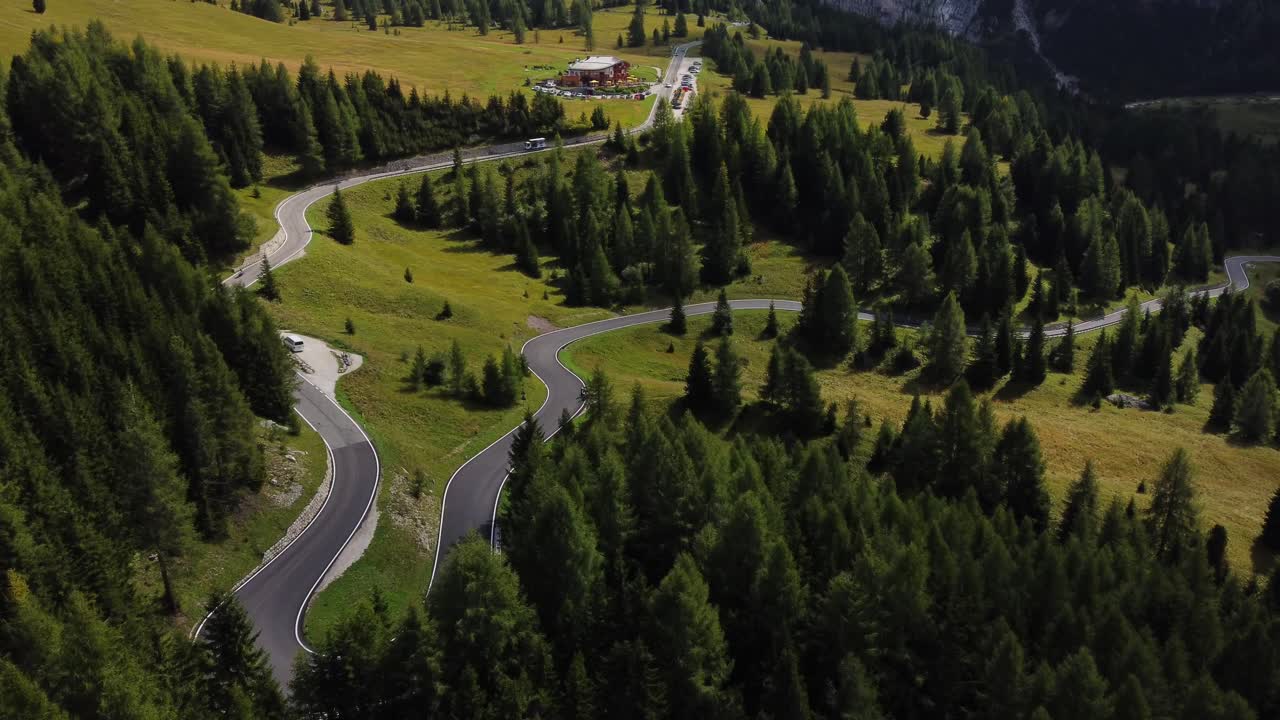 una toma de drone de cerca de la gran carretera de los dolomitas en italia