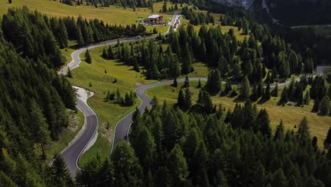 Nahe-Drohnenaufnahme-Der-Großen-Dolomitenstraße-In-Italien