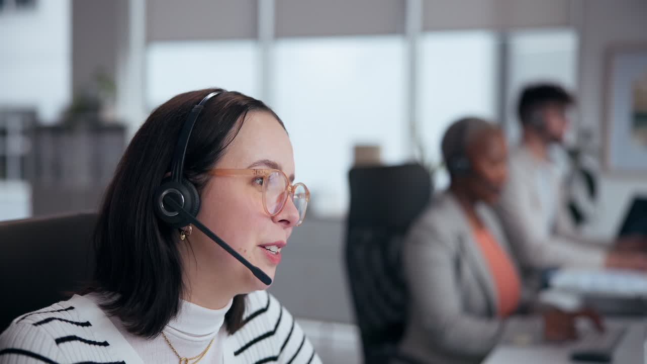 Agenti di call center al lavoro
