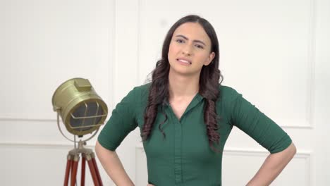 mujer india decepcionada molestándose