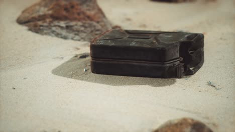 un recipiente de combustible oxidado en el viejo desierto