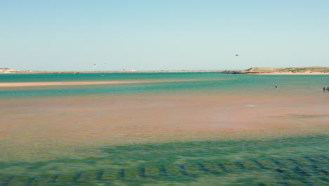 Antenne:-Aquakultur-Und-Kitesurfen-In-Der-Lagune-Von-Alvor-In-Portugal