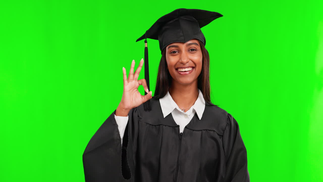 Donna felice, studentessa e segno OK con la mano su sfondo verde