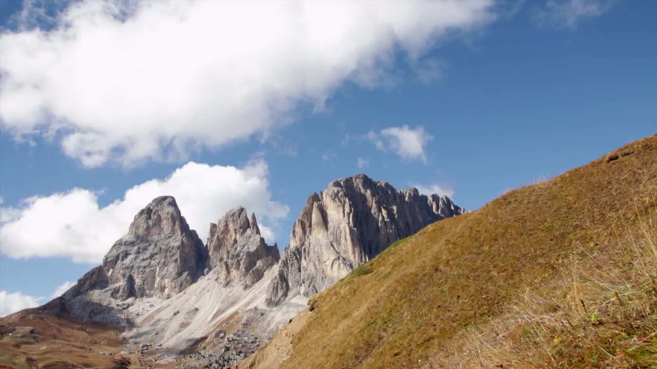 Catena montuosa delle Dolomiti con nuvole che passano sopra uno splendido paesaggio naturale italiano.