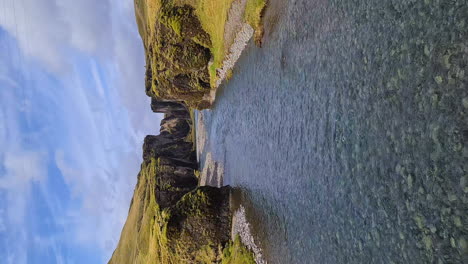 vídeo vertical de 4k, cañón de fjadrargljufur, pintoresco punto de referencia natural de islandia en un soleado día de verano