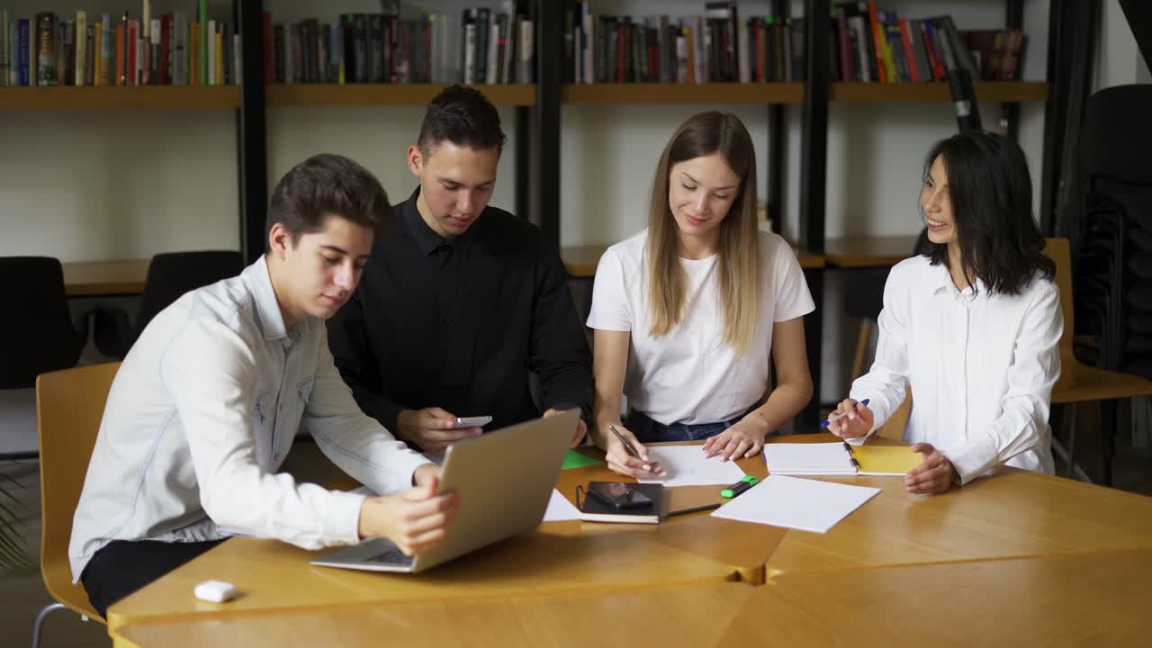 concepto de negocio. el joven equipo está planeando juntos dentro de la empresa