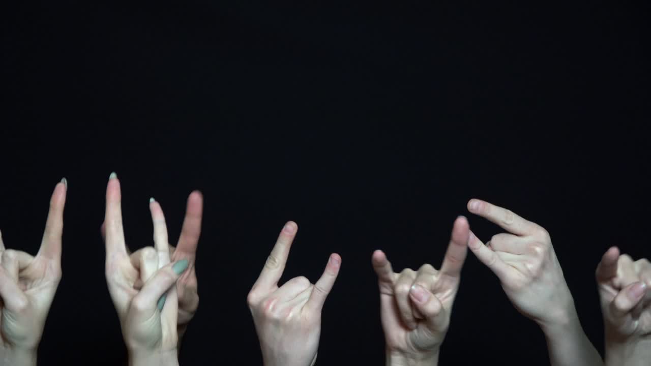 록 음악 제스처를 보여주는 손