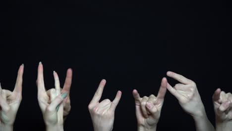 manos que muestran gestos de música rock