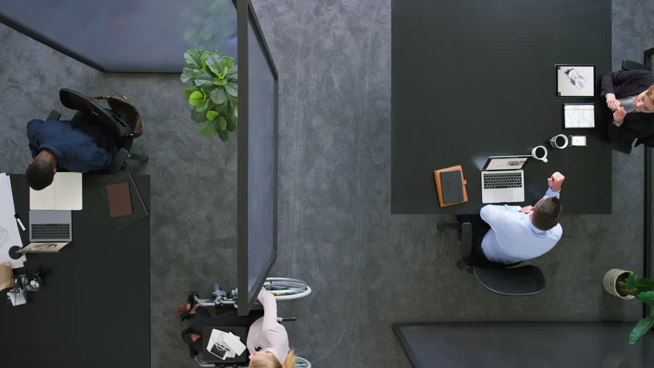 gerente de negocios discapacitado en silla de ruedas usando