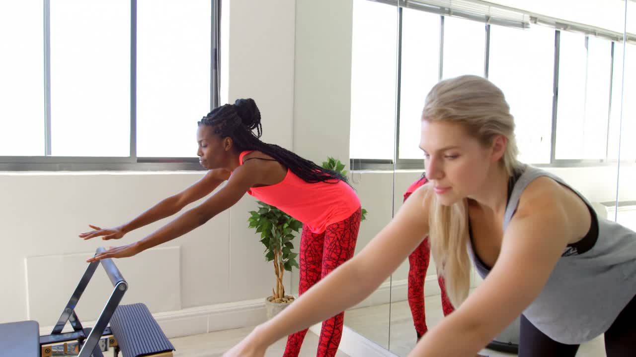 피트니스 스튜디오 4k 에서 운동 하는 여성 들 의 그룹