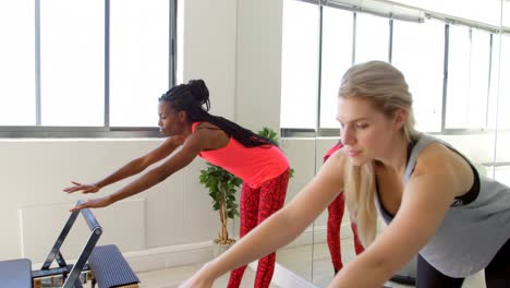 grupo de mujeres haciendo ejercicio en el gimnasio 4k