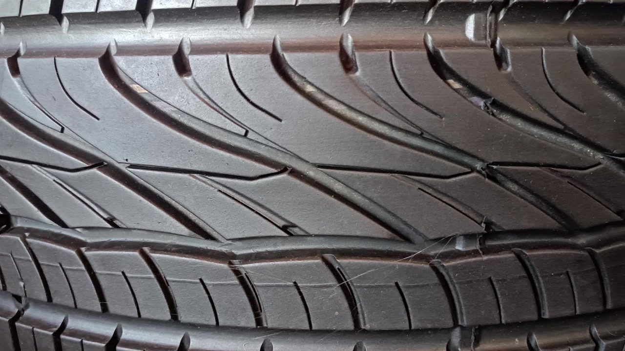 Detalle en primer plano de neumático nuevo