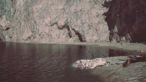 acantilados de piedra arenisca en un día soleado