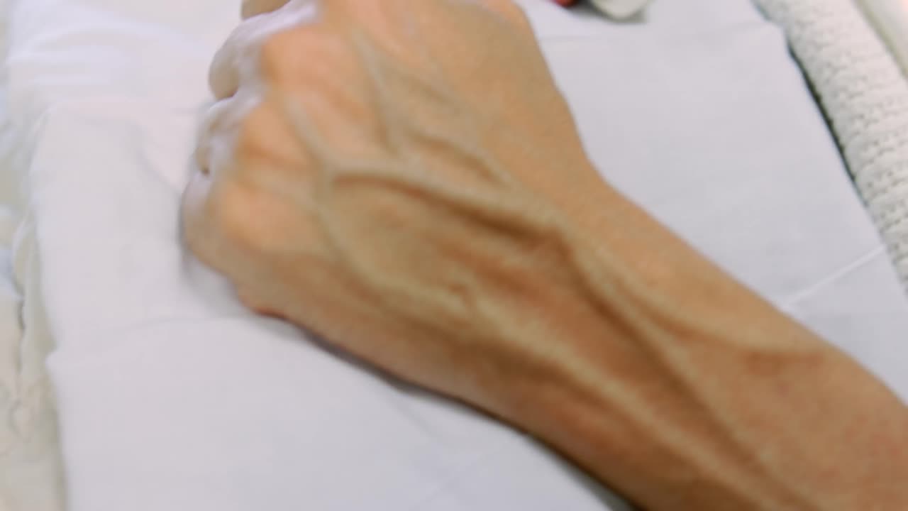 paciente masculino relajándose en la cama 4k