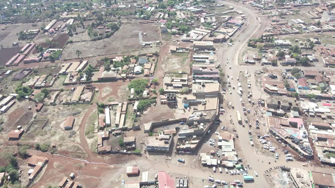 Veduta aerea di un'area di mercato affollata a Loitokitok, Kenya, Africa.