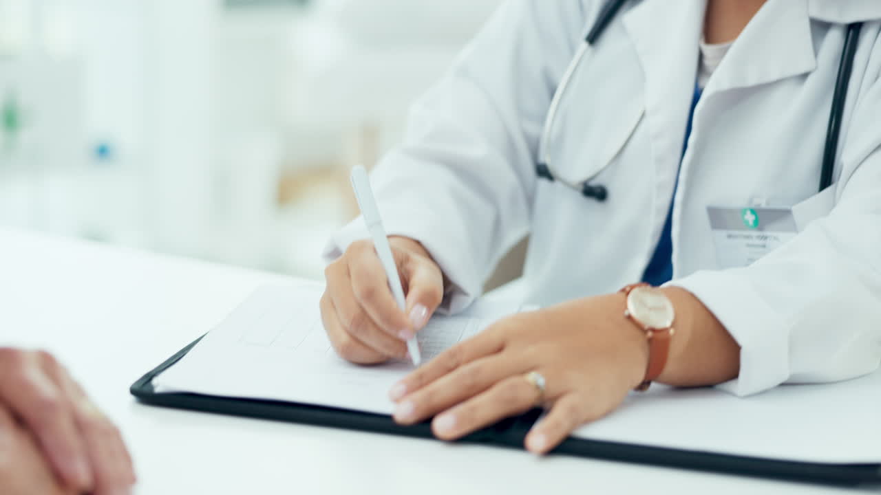 atención médica, manos y un médico con un informe