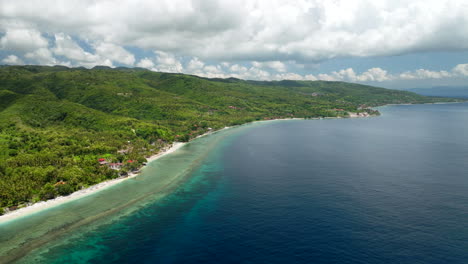 Vegetación-Y-Playa-De-Arena-Blanca-En-El-Norte-De-Nusa-Penida-En-Bali,-Indonesia