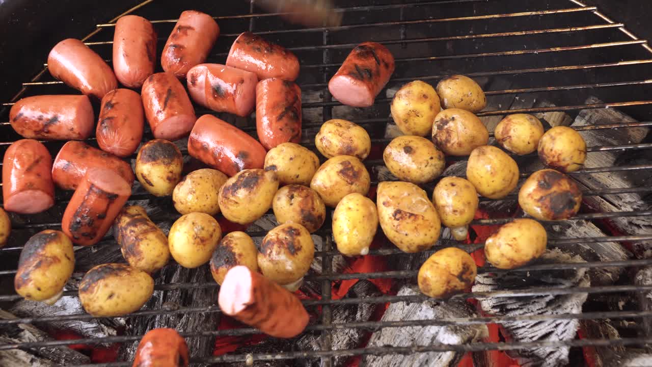 salchichas y patatas a la parrilla a carbón
