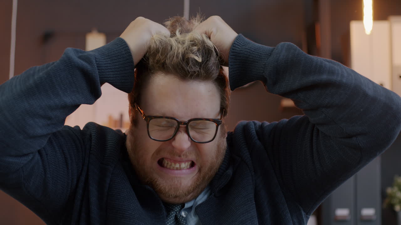 사무실에서 화를 내는 사업가