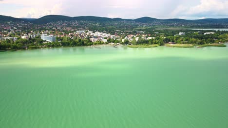 Drohne-Am-Plattensee-In-Ungarn-Im-Sommer.