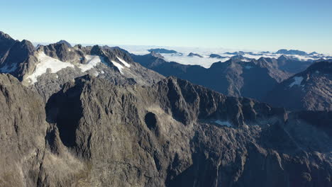 vista aérea de drones volando sobre el épico desierto montañoso de los alpes del sur, nueva zelanda