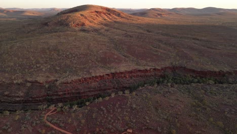 Luftpanoramaansicht-Des-Karijini-Gebiets-Mit-Hügeln-Und-Schlucht-Bei-Sonnenuntergang