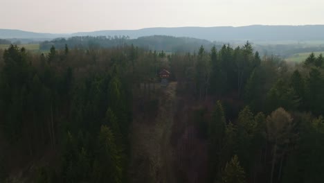 Ein-Hügel-Mit-Einem-Von-Bäumen-Umgebenen-Aussichtspunkt,-Einem-Reisestopp-Und-Einem-Rastplatz