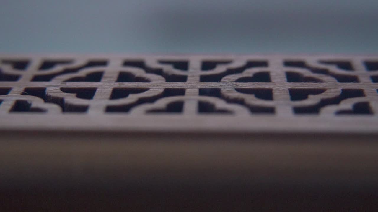 Una macro di incenso fumante in una scatola di legno, meditazione rituale spirituale, fragranza per aromaterapia, fumo bianco aromatico rilassante, scatola testurizzata, video cinematografico in slow motion a 120 fps con panoramica a destra.
