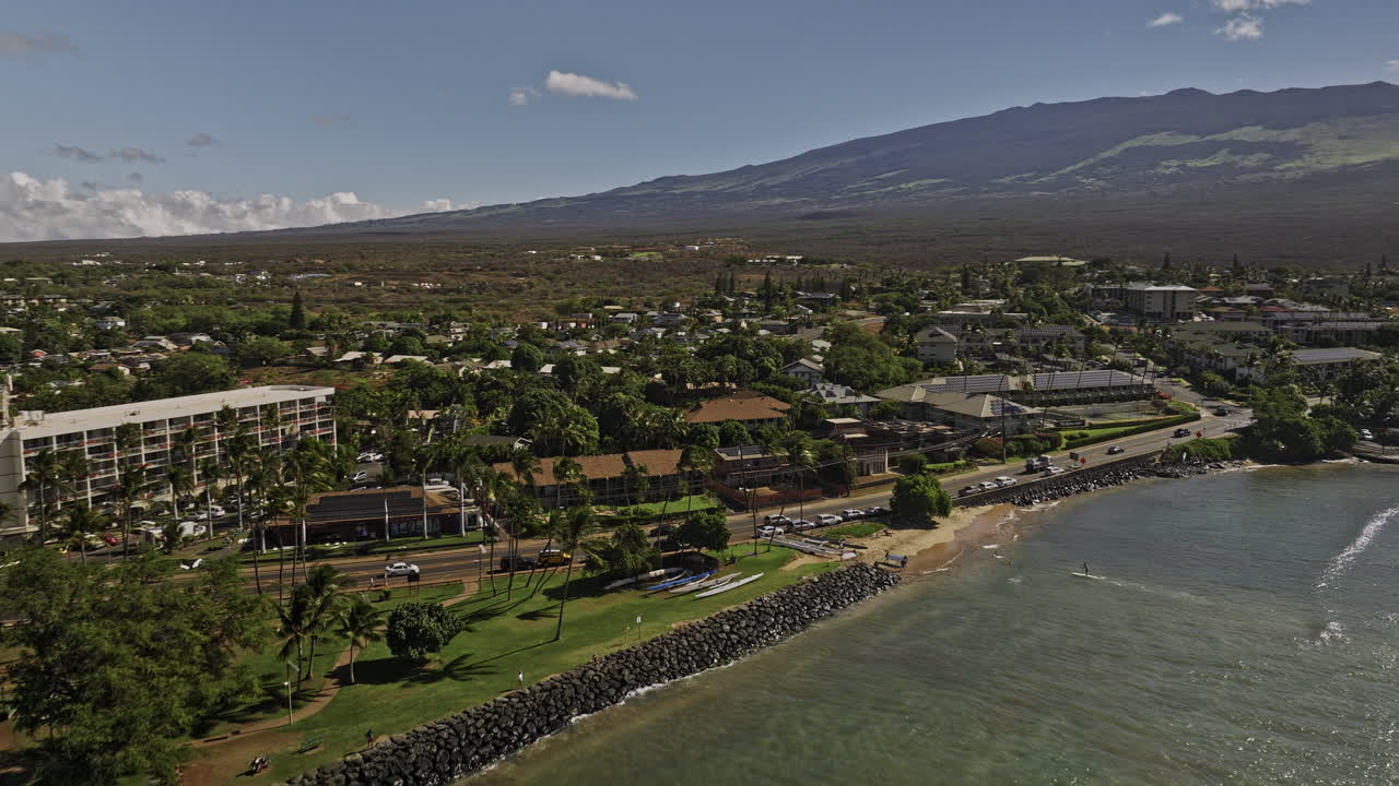 Kihei, Maui, Havaiji. Ilmakuva v8-drone-lennolla Kalama-puiston yli, kuvaten näkymiä paikallisesta kaupungin keskustasta, merenrantakotialueesta, saarimaisemasta ja Kalahaku-vuoresta – Kuvattu Mavic 3 Cine -kameralla – joulukuu 2022.