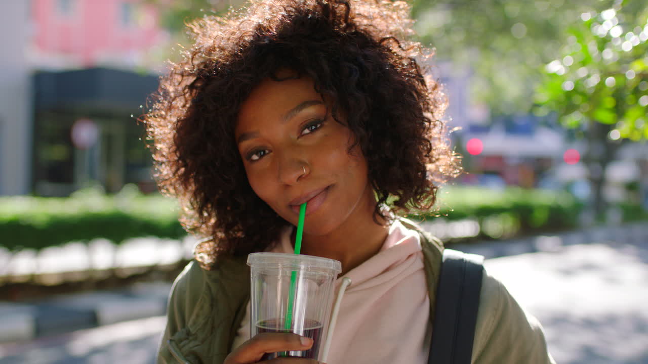retrato de un alumno académico bebiendo comida para llevar