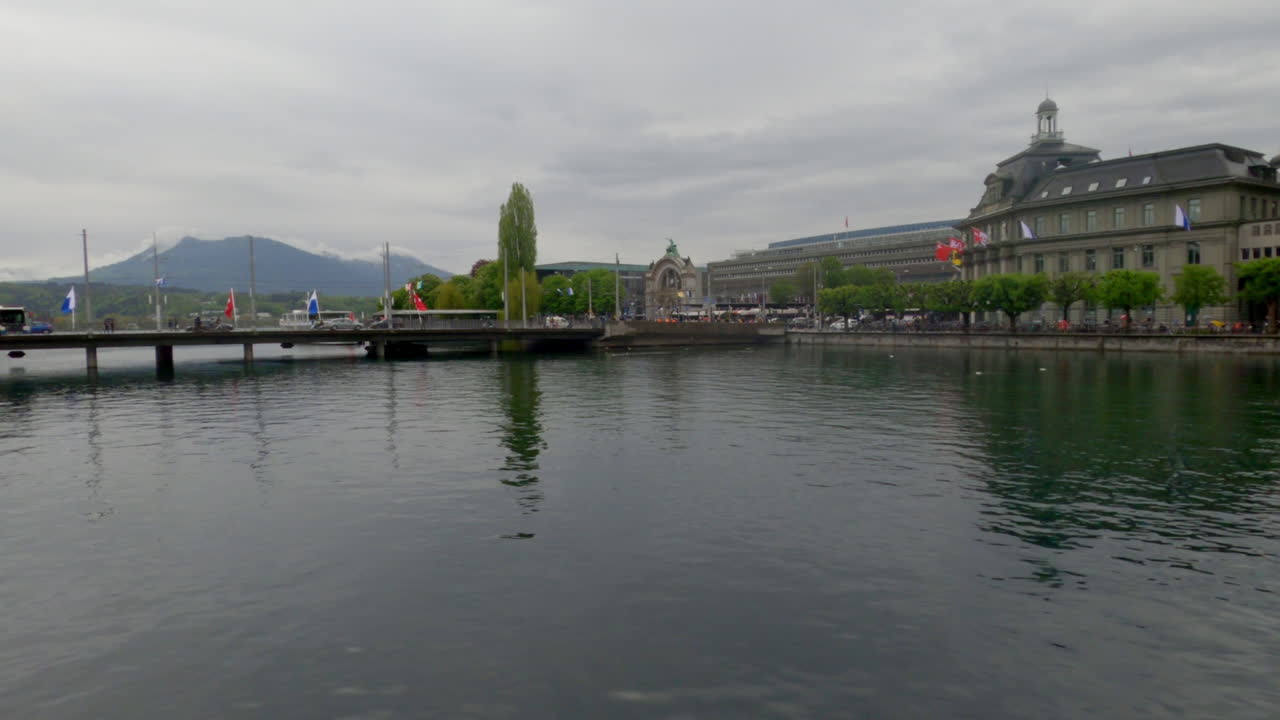 una foto amplia de la estación de tren de lucerna, suiza desde el otro lado del río