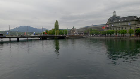 Una-Toma-Amplia-De-La-Estación-De-Tren-De-Lucerna,-Suiza,-Desde-El-Otro-Lado-Del-Río