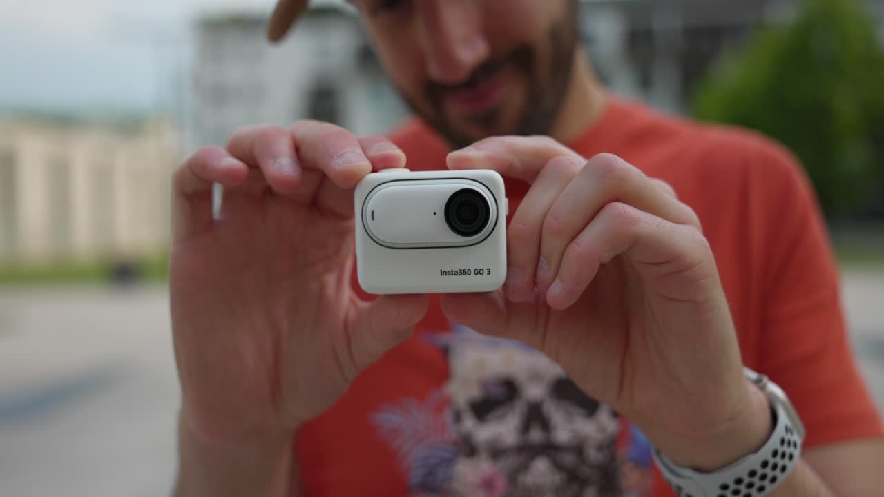 hombre independiente sosteniendo insta360 ir 3 dentro de la cápsula de acción fuera